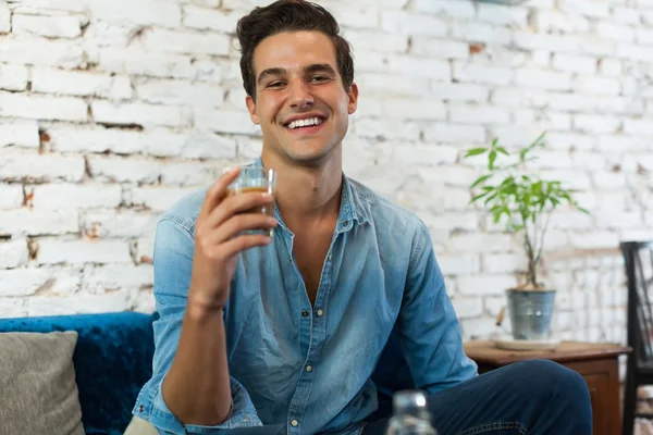 Yakışıklı adam kahve içiyor.