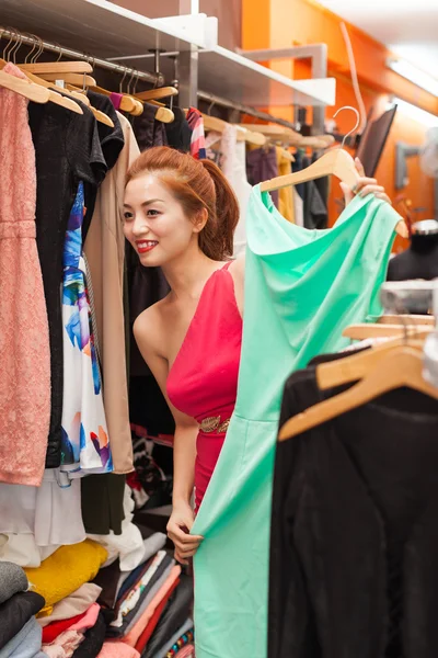 kadın müşteri ile Asya terzi