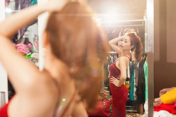 Asian woman choosing fashion — Stock Photo, Image