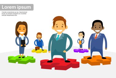 İş adamları bulmacalar üzerinde duran grup