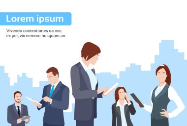 İş adamları grubu kullanarak Tablet bilgisayar