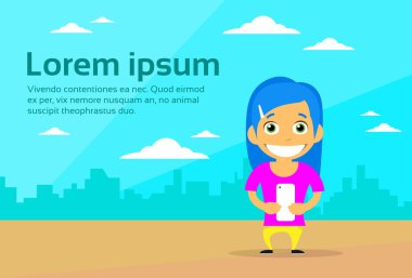 Akıllı cep telefonu kullanan kadın