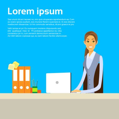 Ofiste masa başında oturan iş kadını.