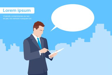 Tablet bilgisayar kullanan işadamı