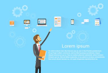 Tablet bilgisayara işaret eden işadamı