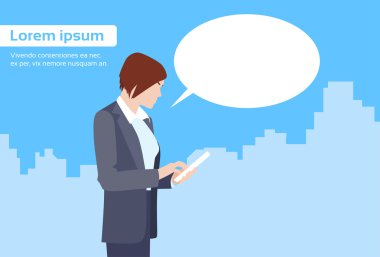 tablet bilgisayar kullanarak iş kadını