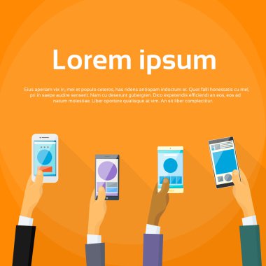 Elleri ile akıllı telefon