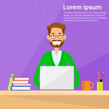 Dizüstü bilgisayarla çalışan iş adamı