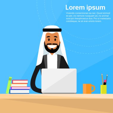 Arapça işadamı Office masa başında oturan