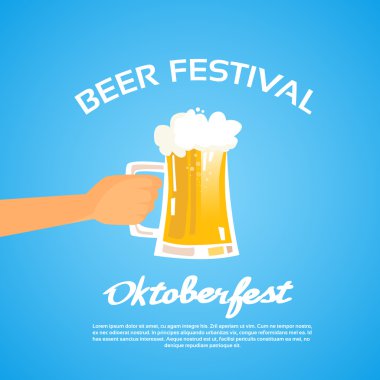 Cam bira bardağı tutan el