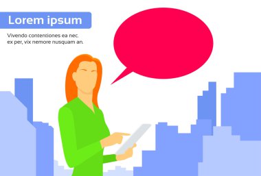 Tablet bilgisayar kullanan kadın