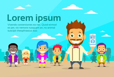 İnsanlar akıllı telefonlar kullanarak grubu