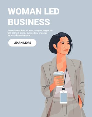 Kadın, elinde kahve fincanı tutan iş kadını girişimciyi kostüm rozeti olan ceketli modern profesyonel arka plan web sitesi afişi Vector illüstrasyon