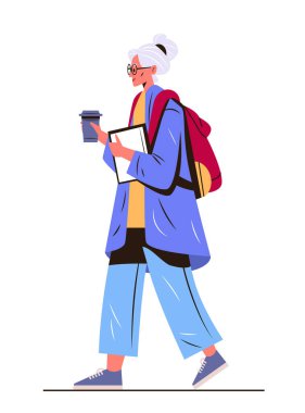 Aktif kıdemli kadın şehir yaşam tarzında yürüyor. Modern yaşlılar kahve fincanı tableti taşıyor. Günlük kıyafetler giyiyor.