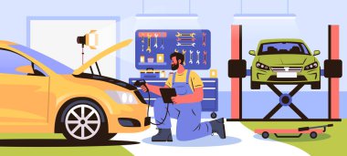 Elektronik alet kullanan otomatik mekanik teşhis teknisyeni asansör teçhizatında yeşil araçlı sarı arabayı kontrol ediyor.