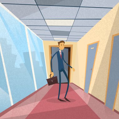 Kapının yanında duran işadamı