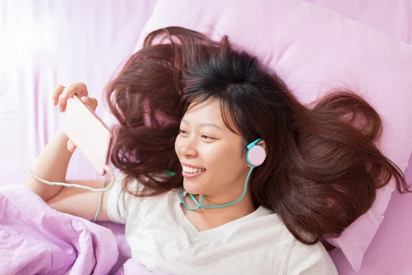 Asian  girl using smart phone — Stock Photo, Image