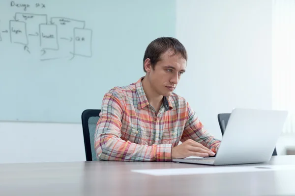 Uomo d'affari che lavora su laptop — Foto Stock