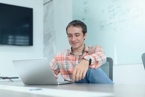 Uomo d'affari che lavora su laptop — Foto Stock