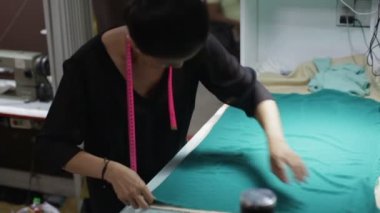 Kumaşla çalışan tasarımcı