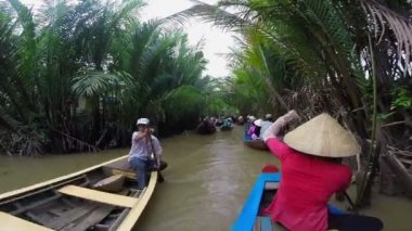 İnsanlar kürekli tekneler nehir kanalı
