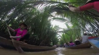 İnsanlar kürekli tekneler nehir kanalı