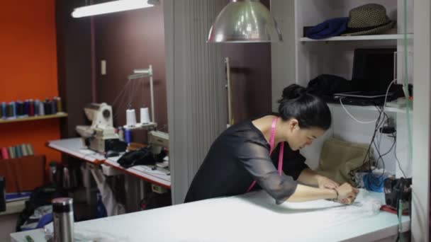 Designer trabalhando com tecido — Vídeo de Stock