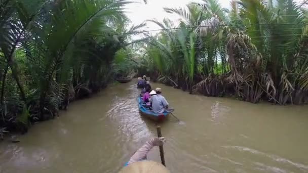 Pessoas remo barcos canal do rio — Vídeo de Stock