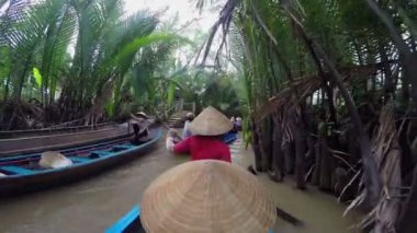 İnsanlar kürekli tekneler nehir kanalı