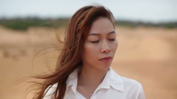 Ασιατική γυναίκα σοβαρές λυπημένος αναζητούν εξωτερική έρημο άνεμος — Αρχείο Βίντεο