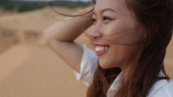 Asiática mujer con soplado cabello — Vídeos de Stock