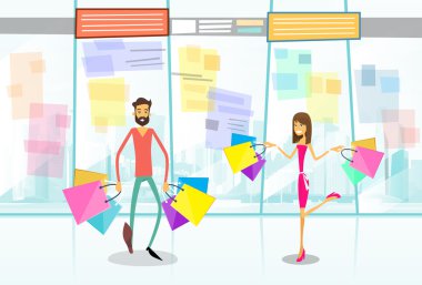 Erkek ve kadın alışveriş torbaları ile yürüyüş