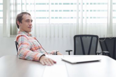 İş adamı sandalyede oturuyor.