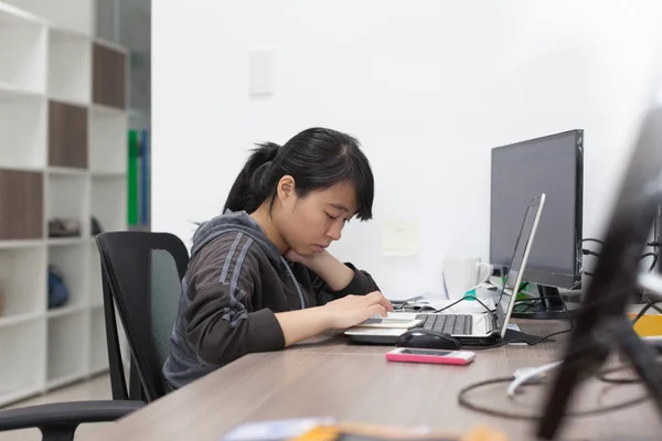 Asijské podnikatelka, sedící u stolu — Stock fotografie