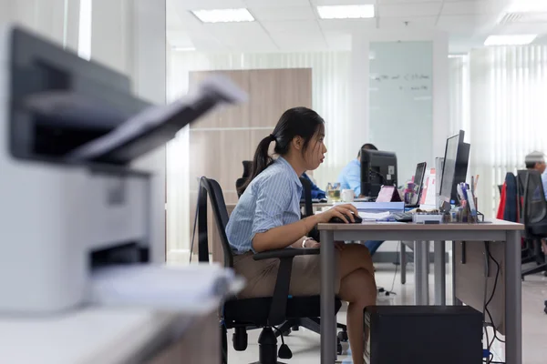 Asiatische Geschäftsfrau arbeitet am Computer — Stockfoto