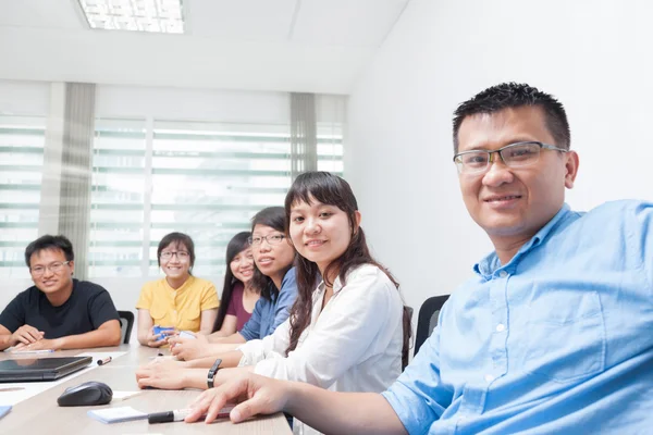 Happy asiatiska affärsmän team — Stockfoto