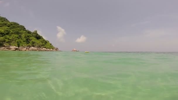 Paradiso tropicale isola spiaggia acqua kayak barca — Video Stock