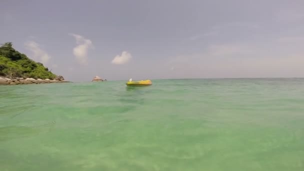 Tropisch paradijs eiland strand water kajak boot — Stockvideo