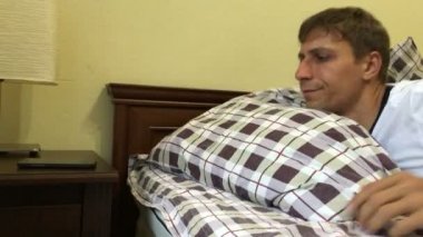 Uyuyan adam ve telefon görüşmesi