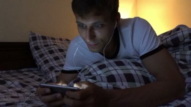 Genç adam akıllı telefon kullanıyor.