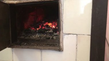 Aile içi ahşap yanan ocağın ateşi