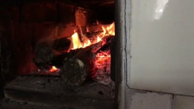 Aile içi ahşap yanan ocağın ateşi