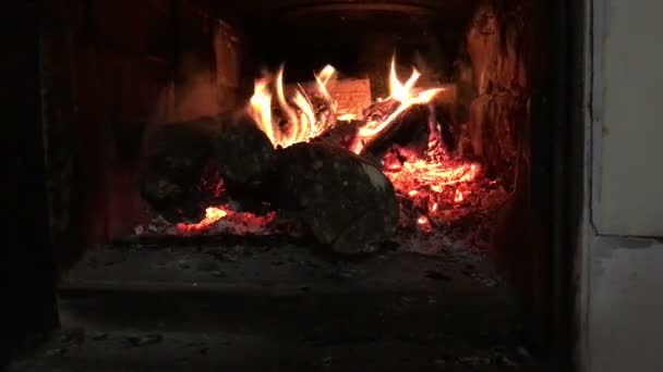 国内木材燃烧的炉火 — 图库视频影像