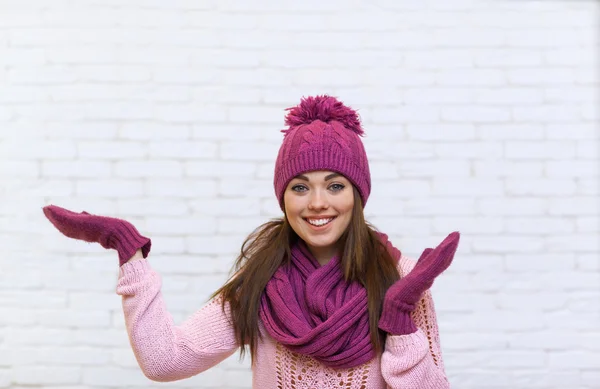 Ragazza gesticolando per copiare lo spazio — Foto Stock