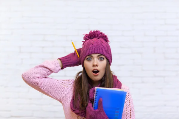 Dívka drží tužku a složky — Stock fotografie