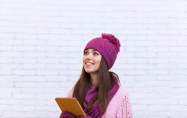 Attraente ragazza adolescente con tablet — Foto Stock