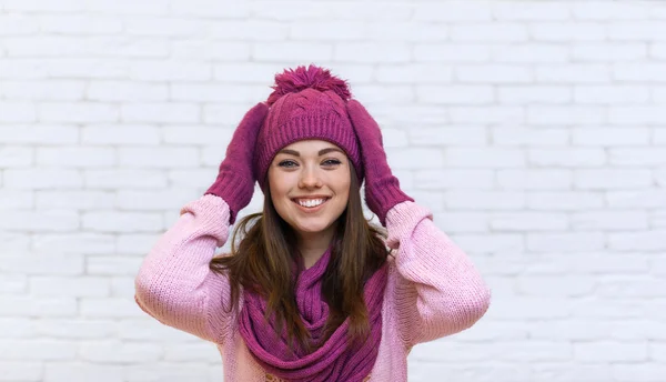 Ragazza che tiene la testa in armi , — Foto Stock