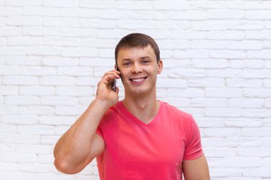 Casual adam cep telefonu çağrı konuşmak Smartphone duvardan ayakta