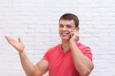 Adam el hareketi alan hücre telefon görüşmesi kopyalamak için