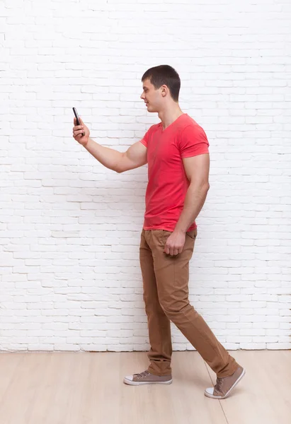 Man Going Utilizzo del telefono cellulare Smartphone Comunicazione di social network — Foto Stock